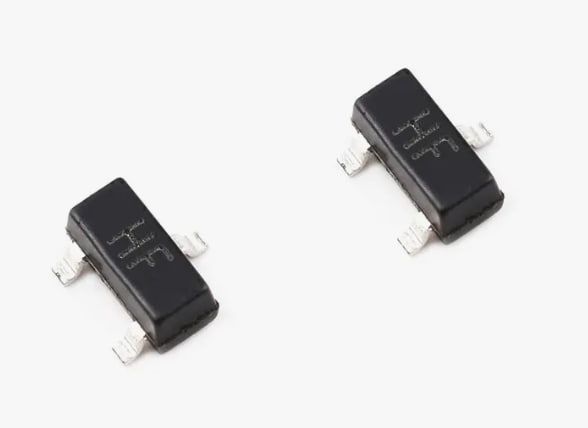 Биполярный транзистор 2SC1815 SOT23 SMD, NPN 50В 0.15А